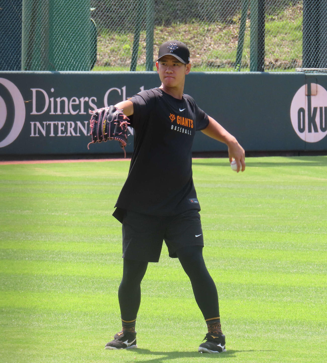 キャッチボールをする巨人井上（撮影・水谷京裕）