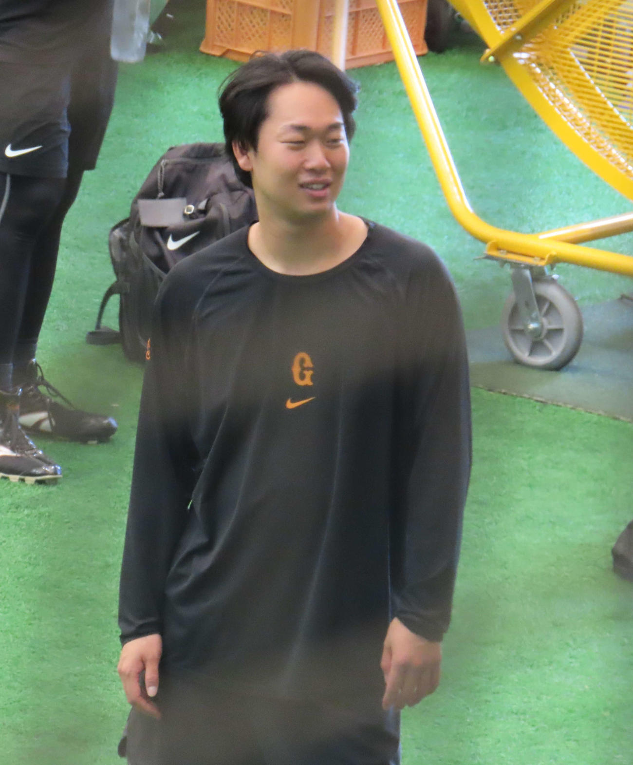 練習中に笑顔を見せる巨人山崎