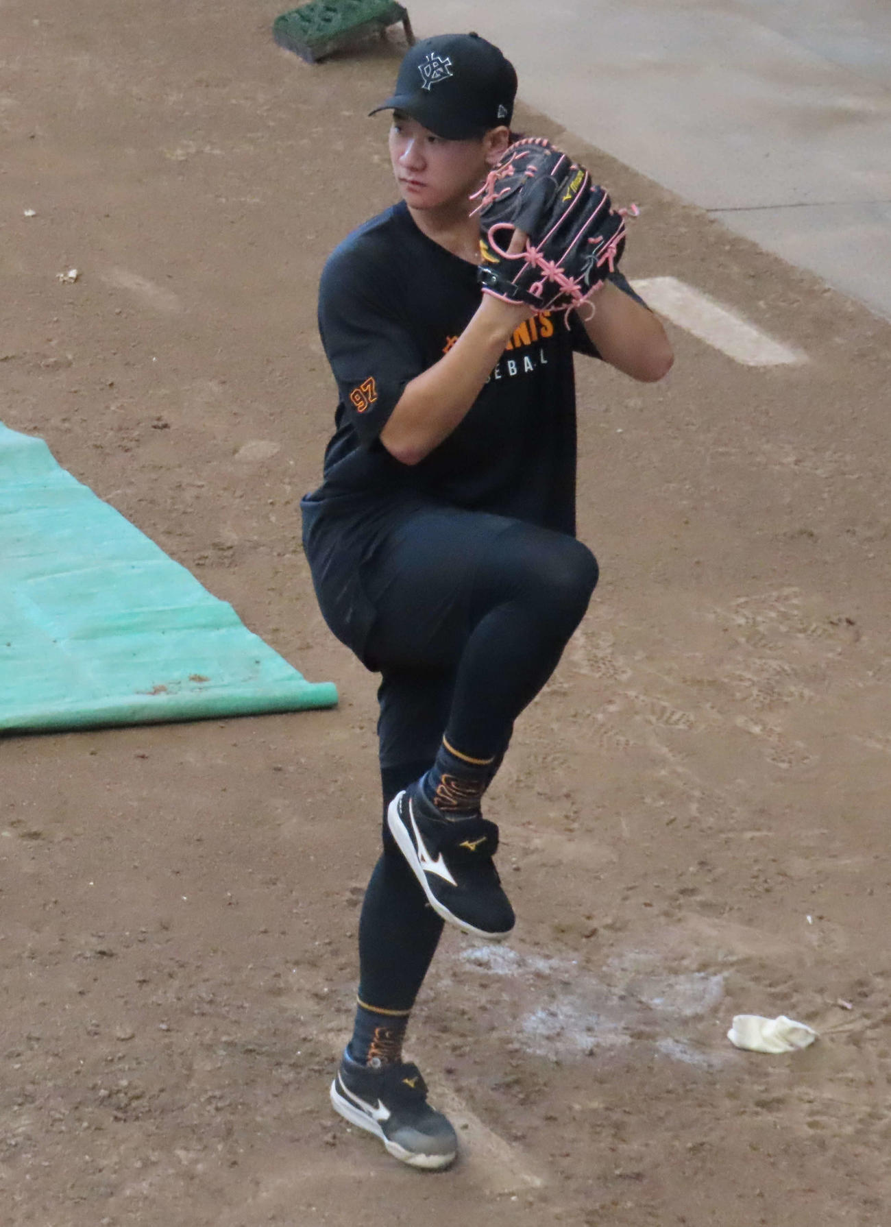 プルペンで投げ込みを行った巨人井上（撮影・水谷京裕）
