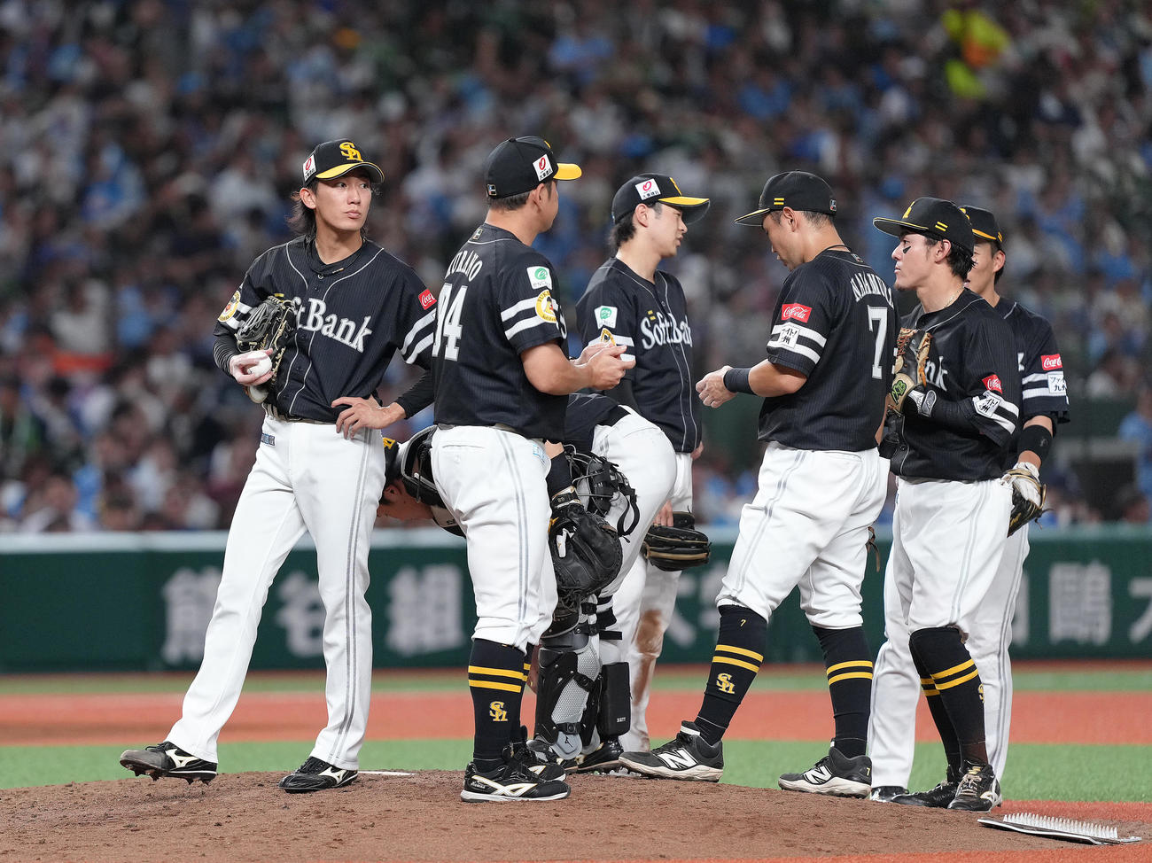 西武対ソフトバンク　6回途中、マウンドを降りるソフトバンク大津（左端）（撮影・足立雅史）