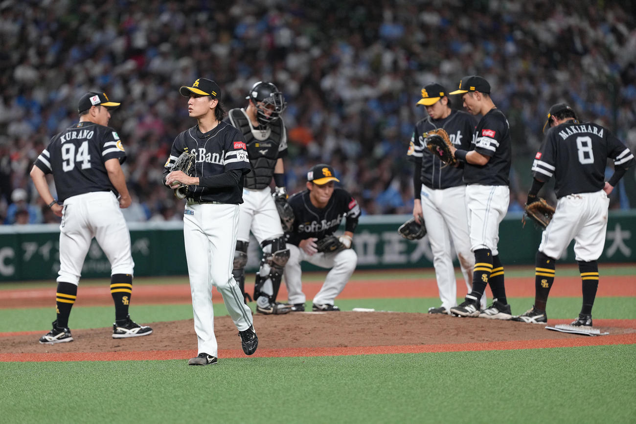 西武対ソフトバンク　6回途中、マウンドを降りるソフトバンク大津（左から2人目）（撮影・足立雅史）