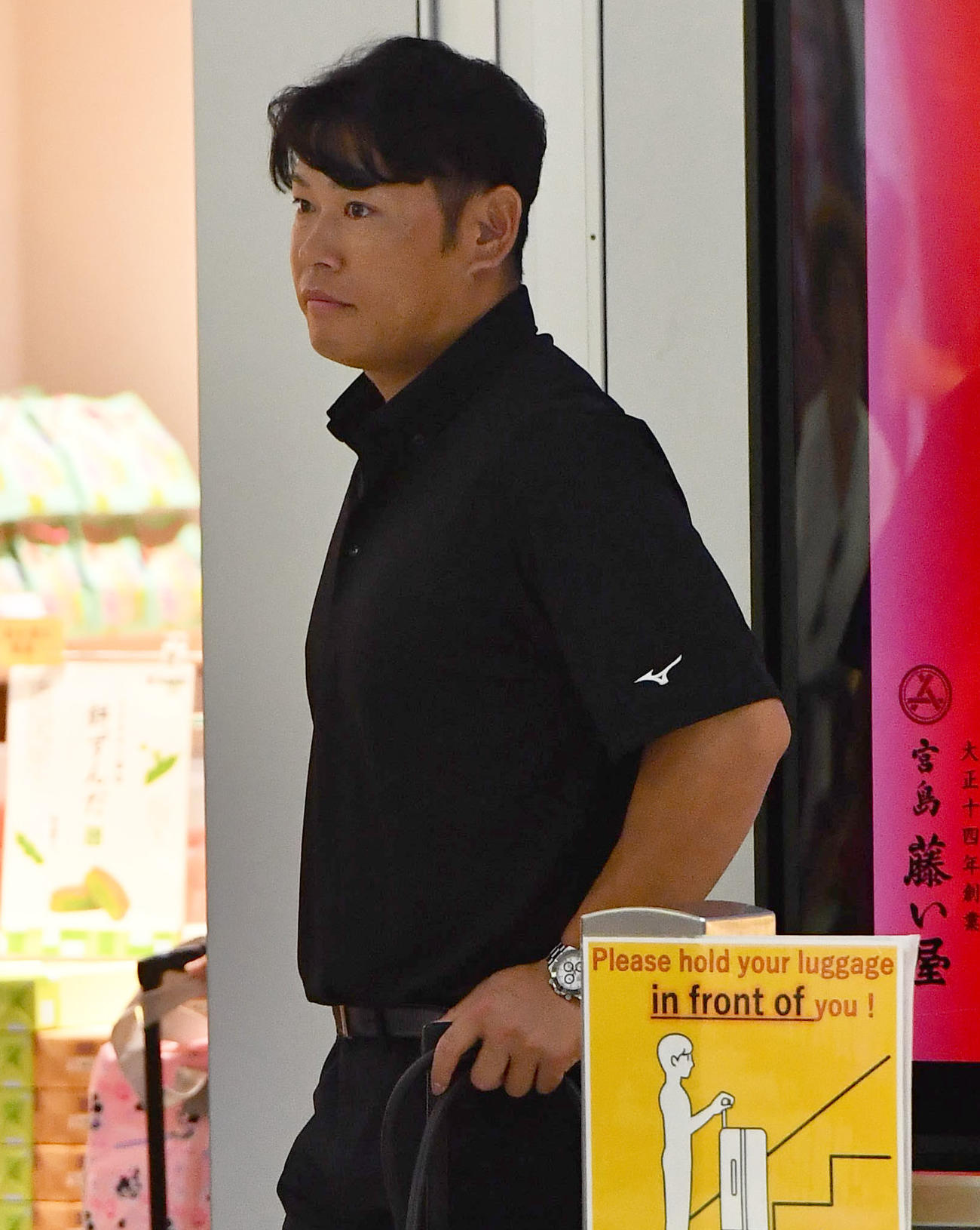 広島から移動する阪神原口（撮影・岩下翔太）