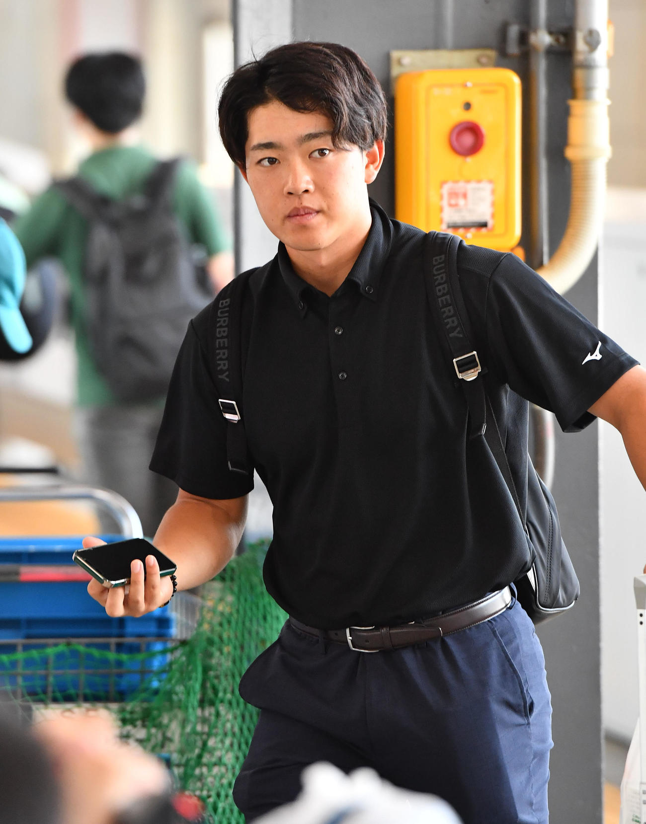 広島から移動する阪神中川（撮影・岩下翔太）