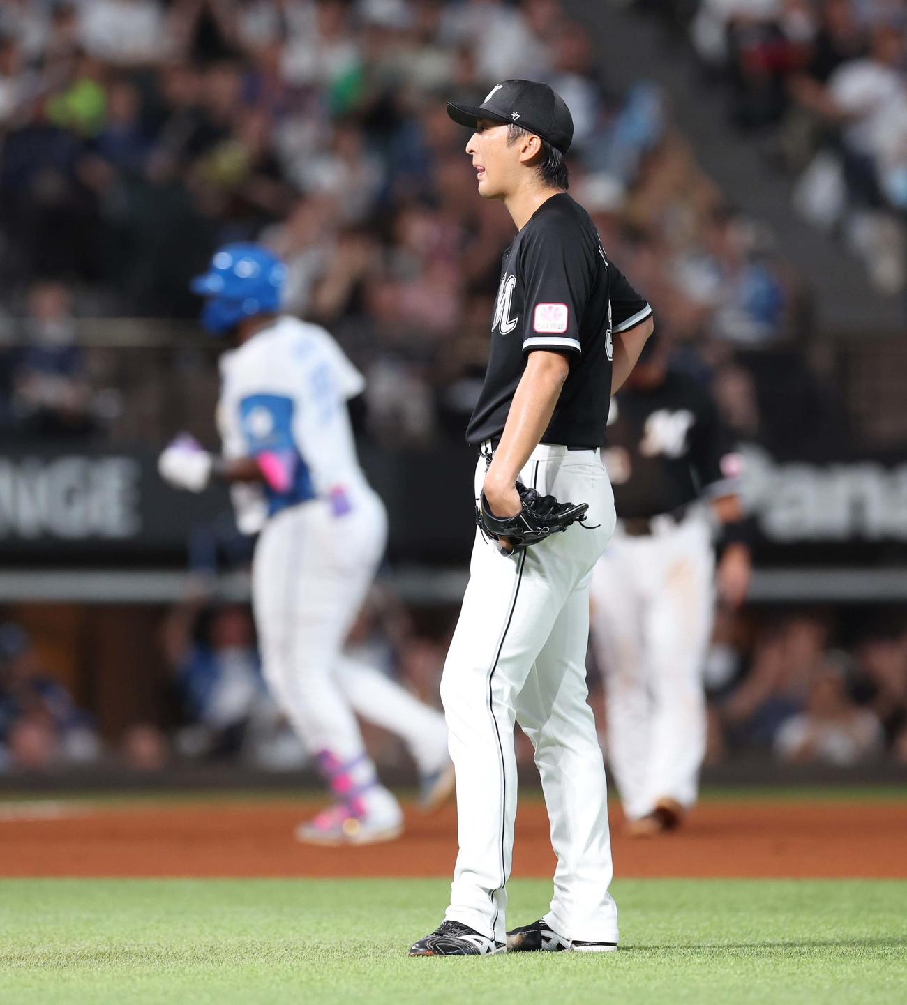 日本ハム対ロッテ　1回裏日本ハム1死一塁、レイエスに右越え2点本塁打を浴びる河村（撮影・黒川智章）