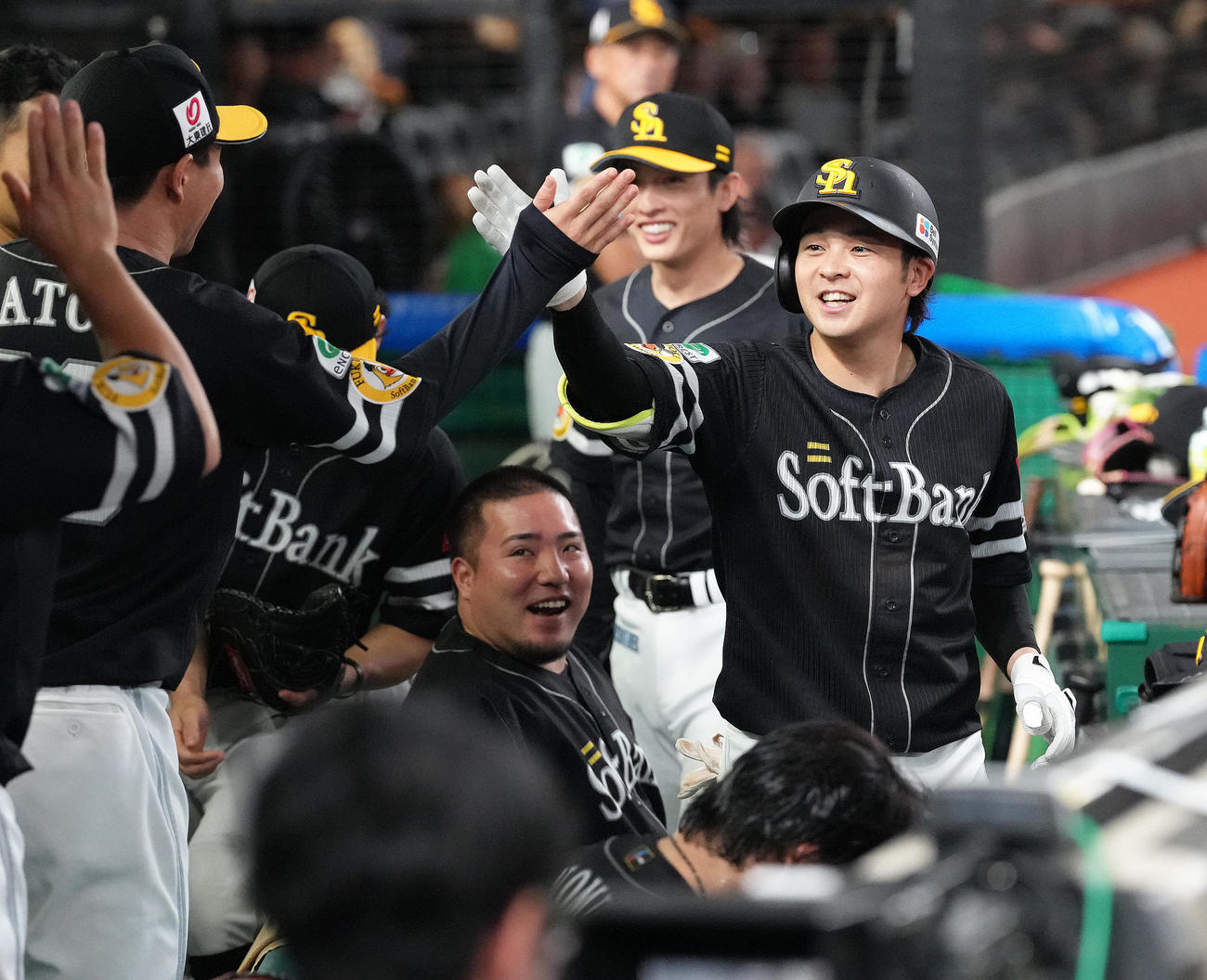 西武対ソフトバンク　5回表ソフトバンク1死二塁、川瀬（右）は右越え2点本塁打を放ち笑顔でタッチを交わす（撮影・足立雅史）