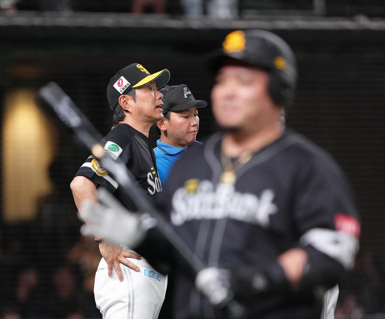 西武対ソフトバンク　8回表ソフトバンク2死二塁、空振り三振に倒れた山川（手前）を横目に交代を告げる小久保監督（撮影・足立雅史）