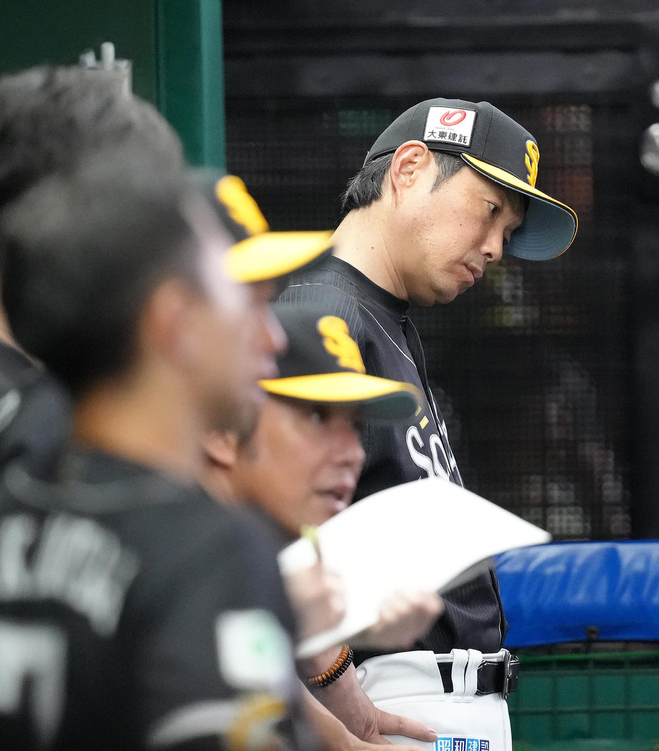 西武対ソフトバンク　ベンチで浮かない表情を見せるソフトバンク小久保監督（撮影・足立雅史）