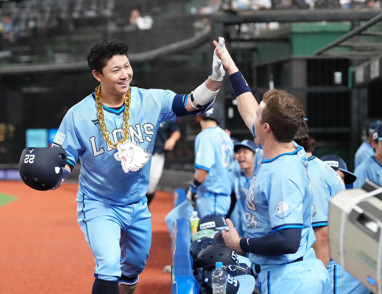 西武対ソフトバンク　3回裏西武無死、古賀は先制の左越え本塁打を放ちタッチを交わす（撮影・足立雅史）
