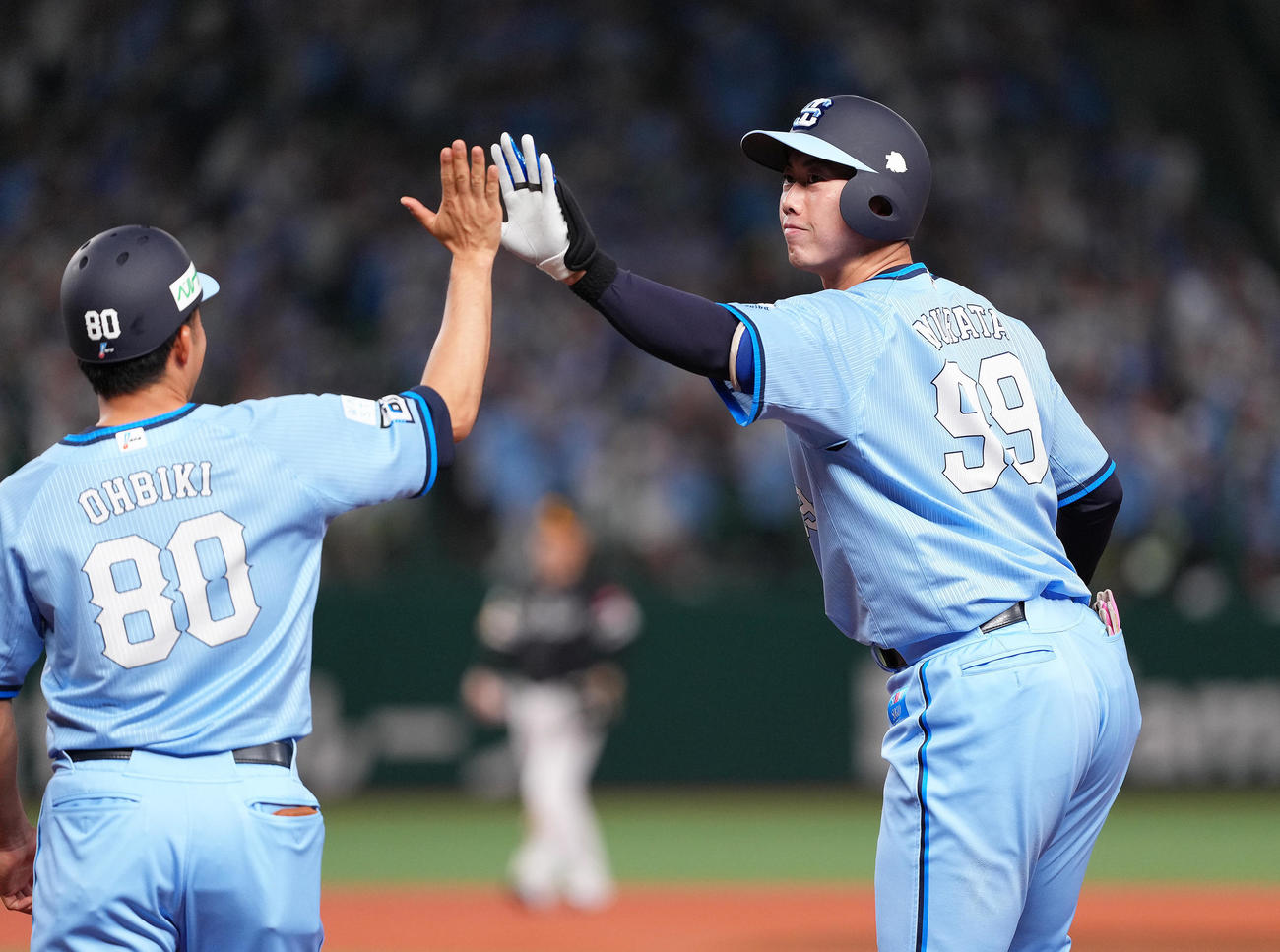 西武対ソフトバンク　6回裏西武2死一、二塁、村田は中前適時打を放ちタッチを交わす（撮影・足立雅史）