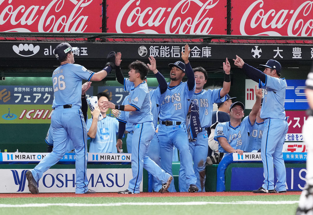 西武対ソフトバンク　6回裏西武2死一、二塁デービスの左前適時打で生還したネビン（左端）はタッチで迎えられる（撮影・足立雅史）