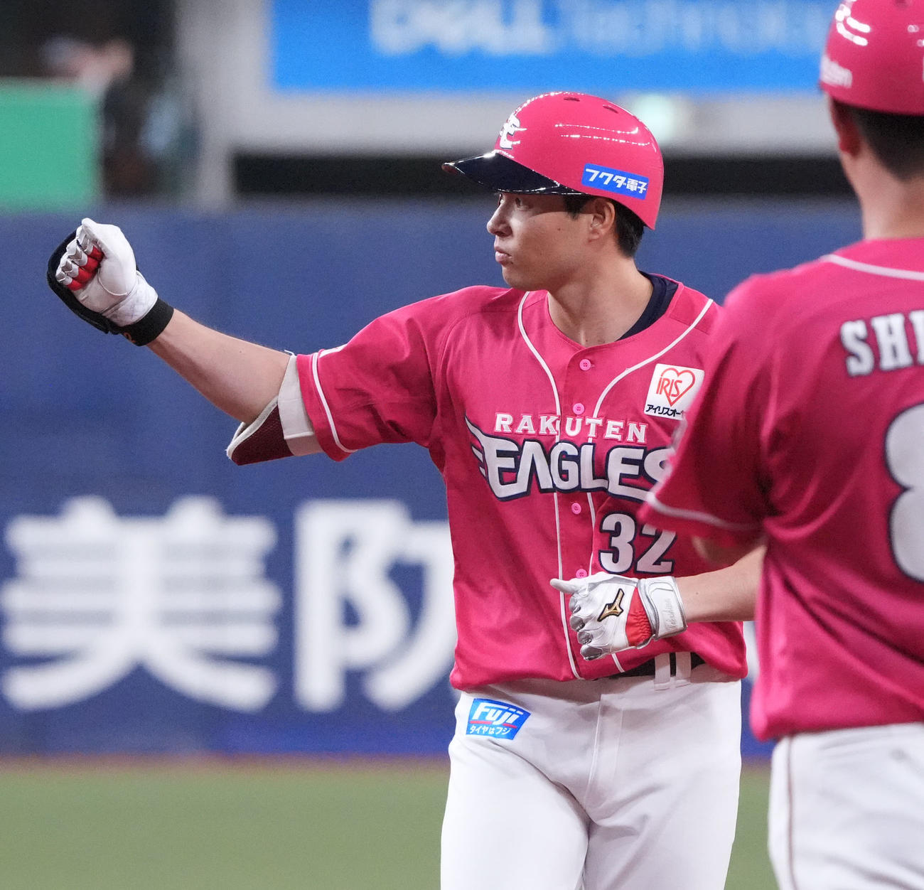 オリックス対楽天　5回表楽天2死一、三塁、中島（左）は左前適時打を放ちベンチへ向かってアピールする（撮影・森本幸一）