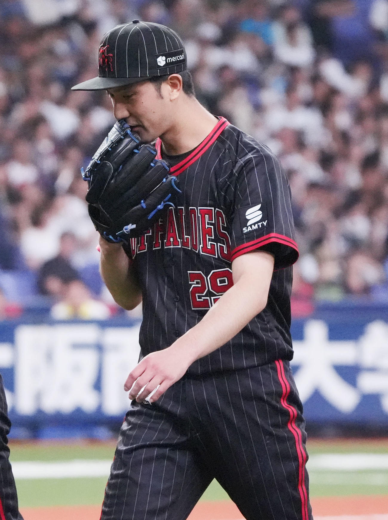 オリックス対楽天　5回表終了、ベンチへ戻る田嶋（撮影・森本幸一）