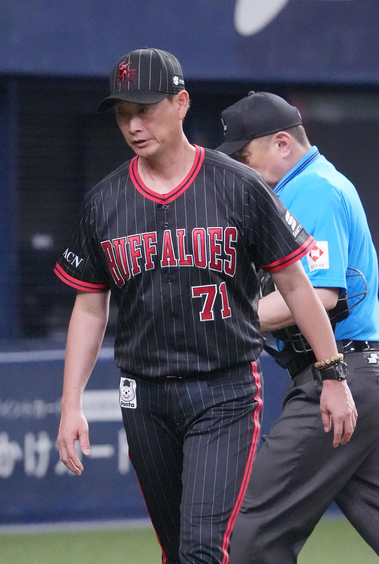 オリックス対楽天　7回終了、選手交代を告げベンチへ戻る岸田監督（撮影・森本幸一）