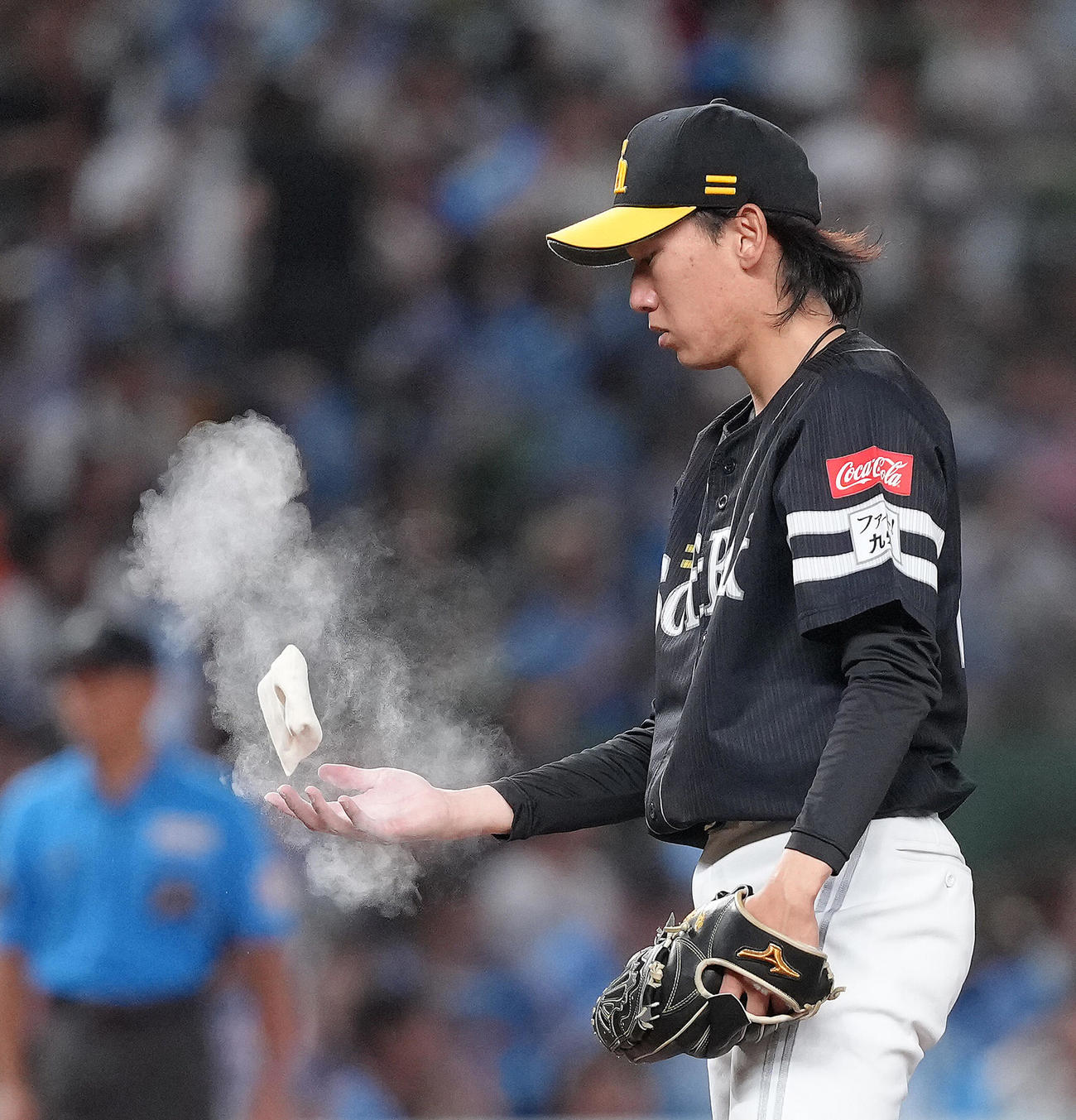 西武対ソフトバンク　6回裏西武2死一、二塁、村田に中前適時打を浴びた大津（撮影・足立雅史）