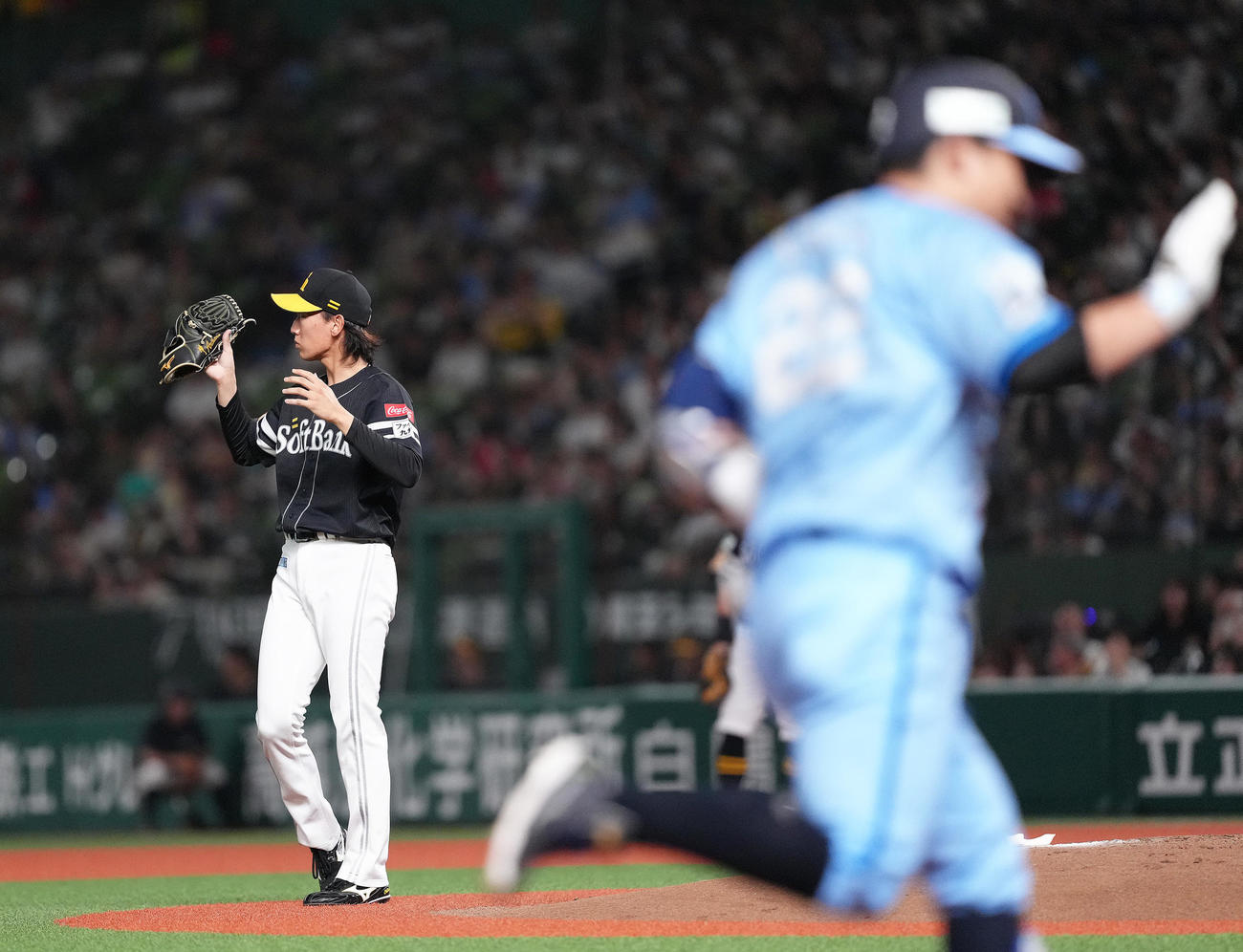 西武対ソフトバンク　3回裏西武無死、古賀（右）に先制の左越え本塁打を浴びた大津（撮影・足立雅史）