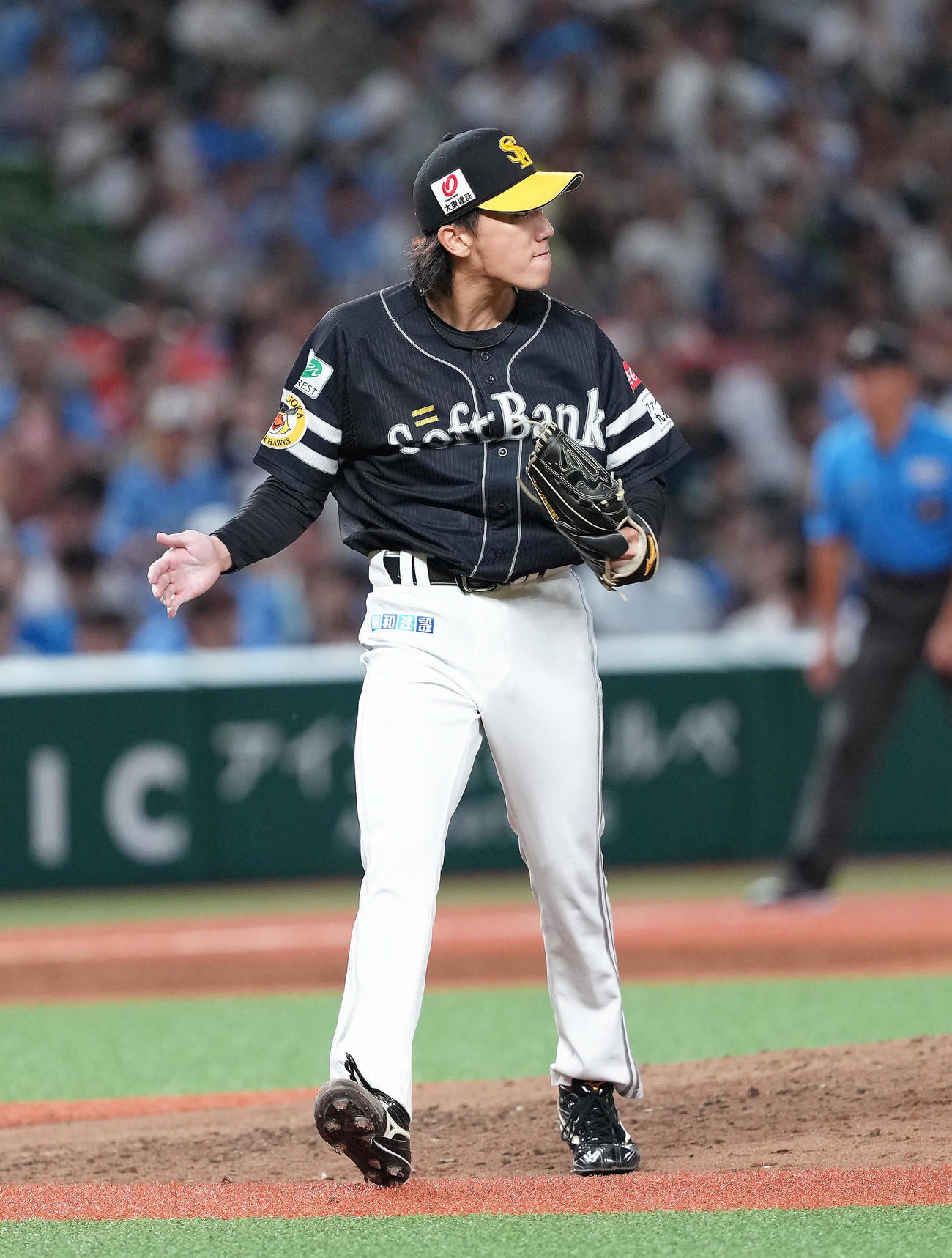 西武対ソフトバンク　5回裏西武の攻撃を3者凡退に抑えグラブをたたく大津（撮影・足立雅史）