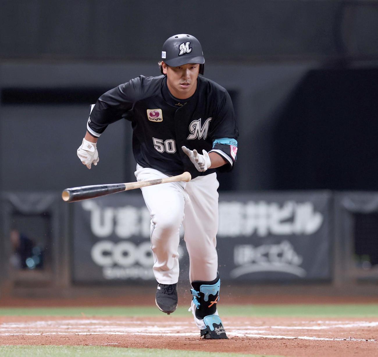 日本ハム対ロッテ　7回表ロッテ2死一、二塁、左翼線に適時二塁打を放つ愛斗（撮影・黒川智章）