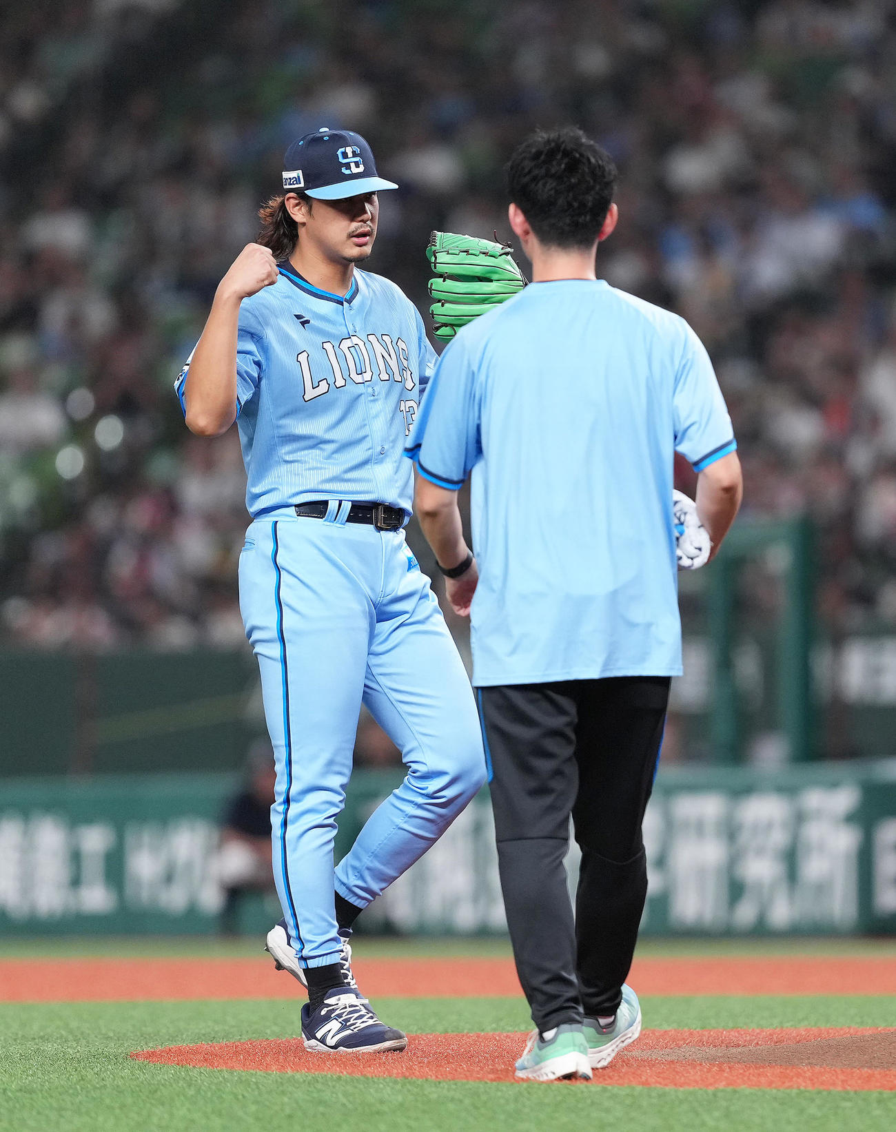 西武対ソフトバンク　2回表ソフトバンク無死、中村の打球が体に当たった高橋（撮影・足立雅史）