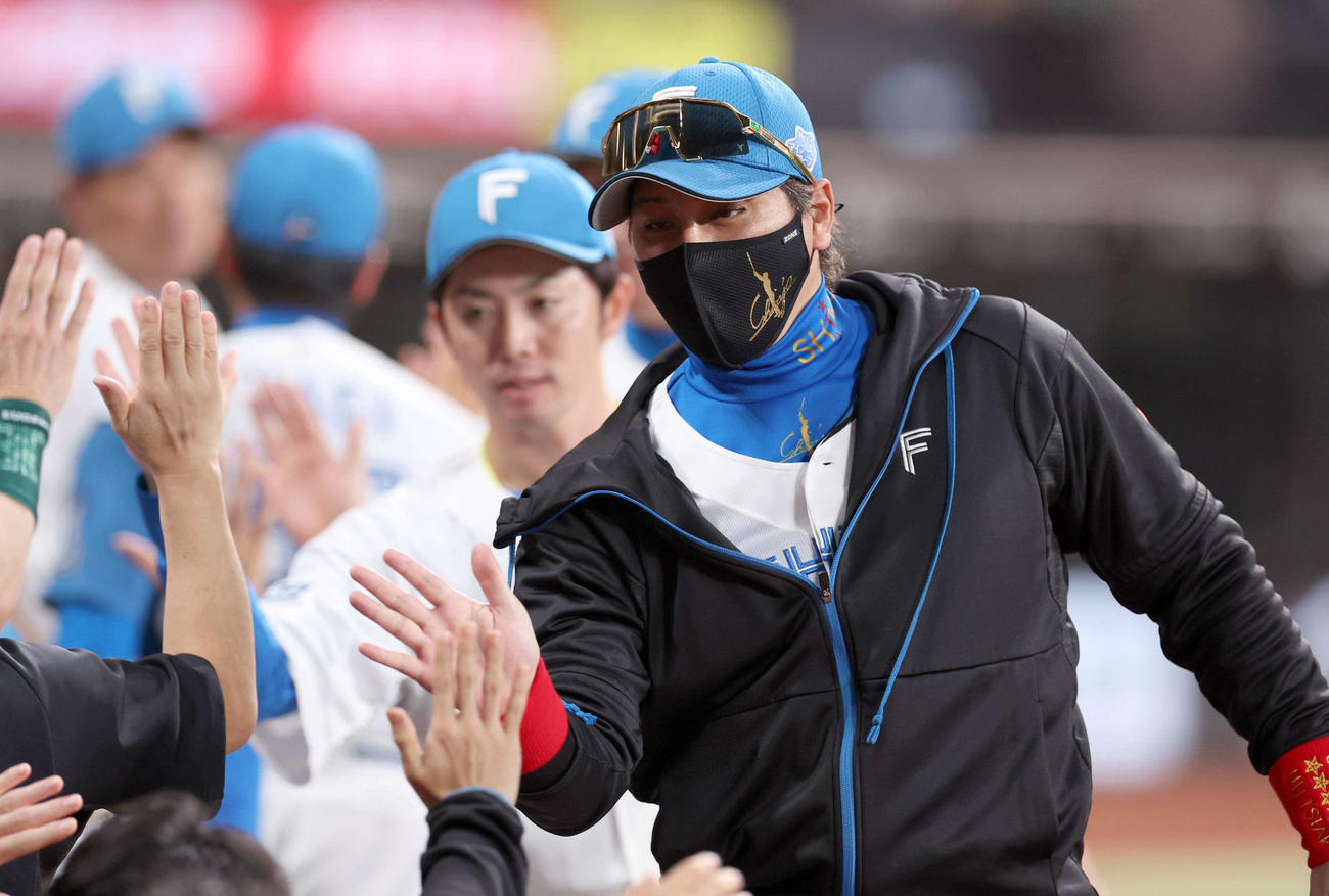 日本ハム対ロッテ　試合後、スタッフらとタッチする新庄監督（撮影・黒川智章）
