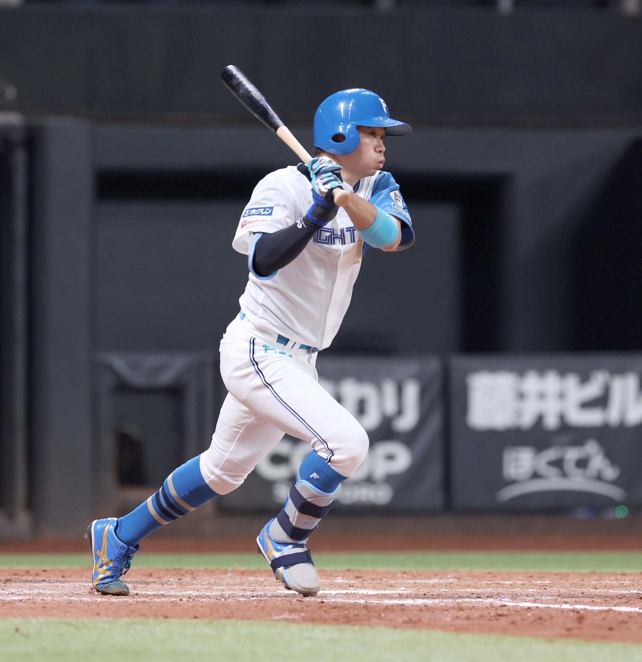 日本ハム対ロッテ　5回裏日本ハム2死、右前打を放つ中島（撮影・黒川智章）