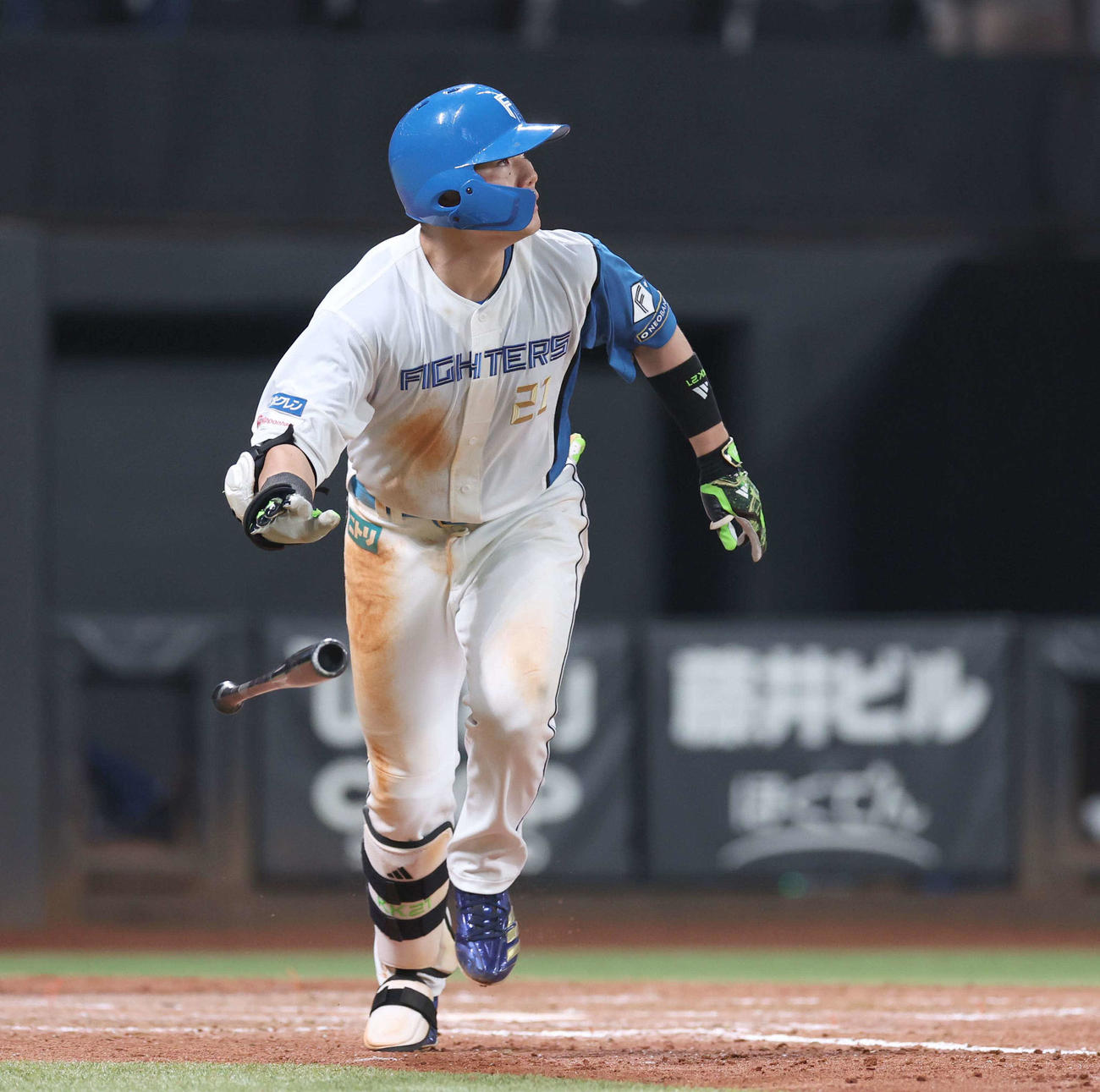 日本ハム対ロッテ　5回裏日本ハム2死一塁、中越え適時二塁打を放つ清宮幸（撮影・黒川智章）
