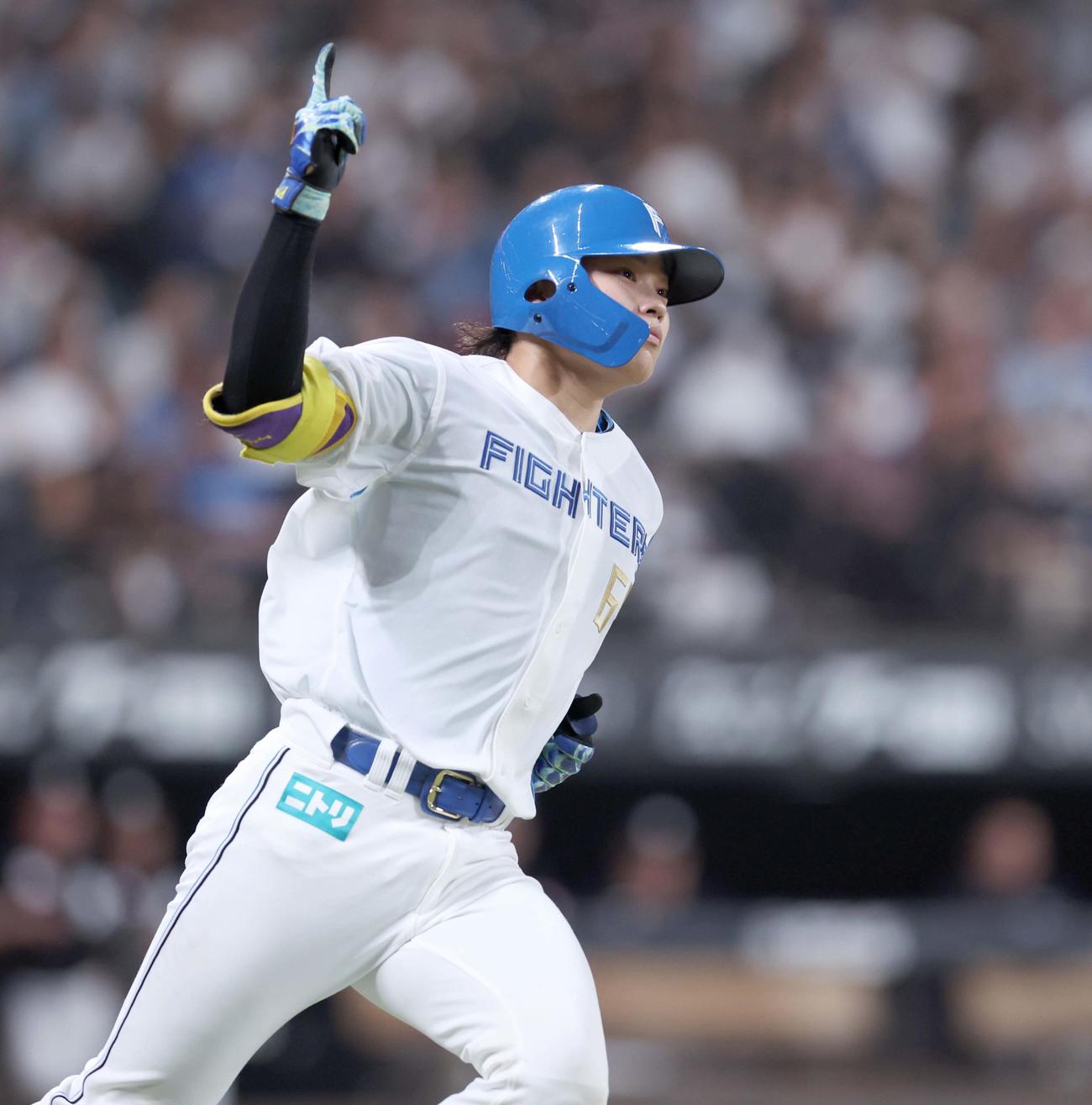 日本ハム対ロッテ　5回裏日本ハム2死二塁、右越え2点本塁打を放ちポーズをとる田宮（撮影・黒川智章）