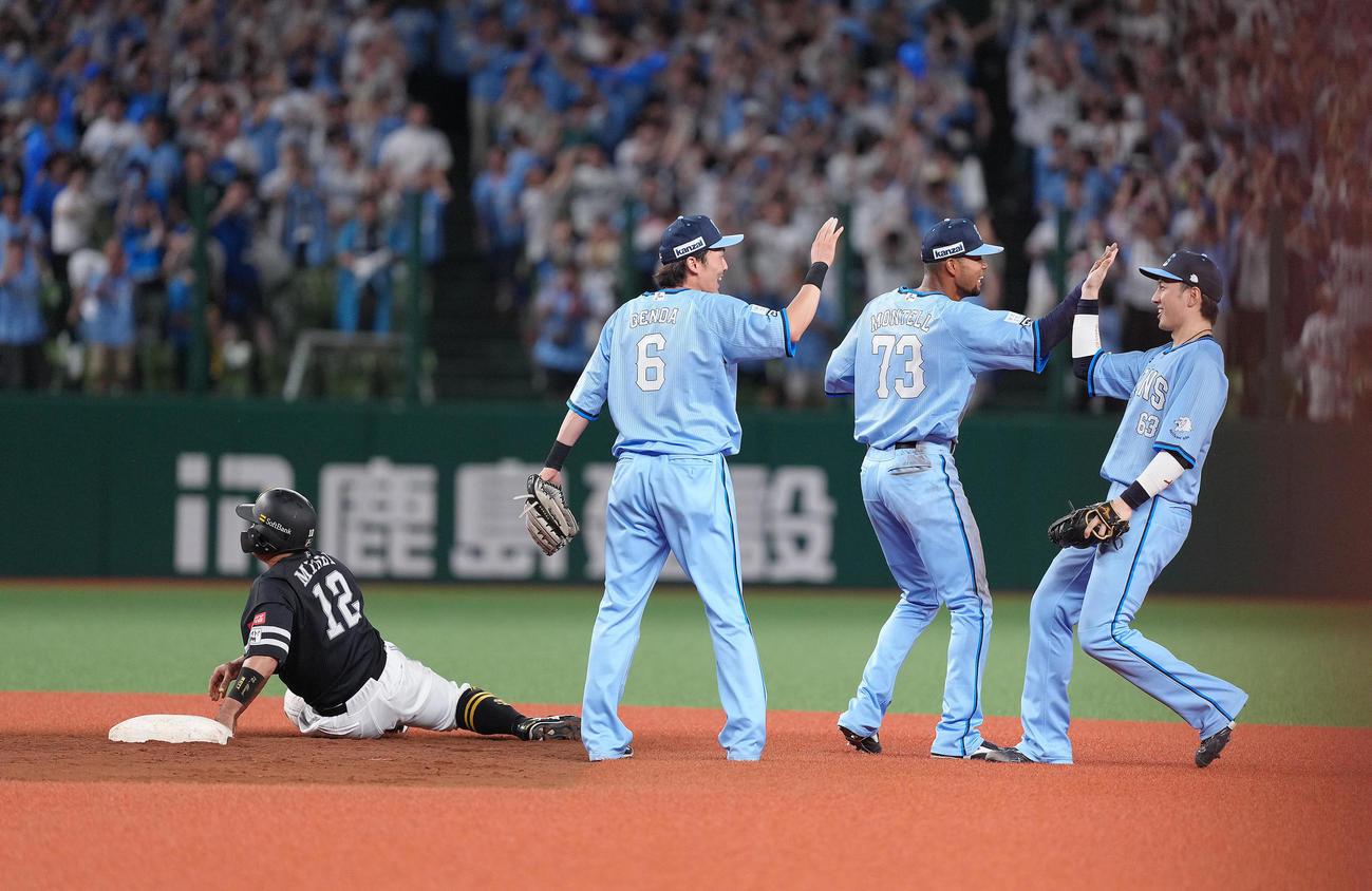 西武対ソフトバンク　9回表ソフトバンク2死一、二塁、川瀬の中前打に一塁走者嶺井（左端）がオーバーランしアウト、試合終了となる（撮影・足立雅史）