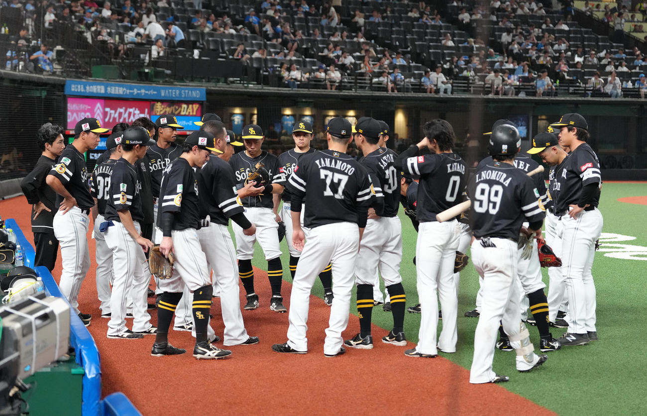 西武対ソフトバンク　5回表攻撃前、円陣を組むソフトバンクの選手ら（撮影・足立雅史）