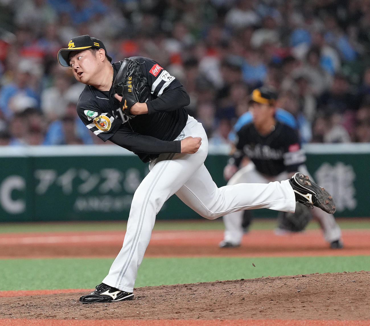 西武対ソフトバンク　8回から登板したソフトバンク津森（撮影・足立雅史）