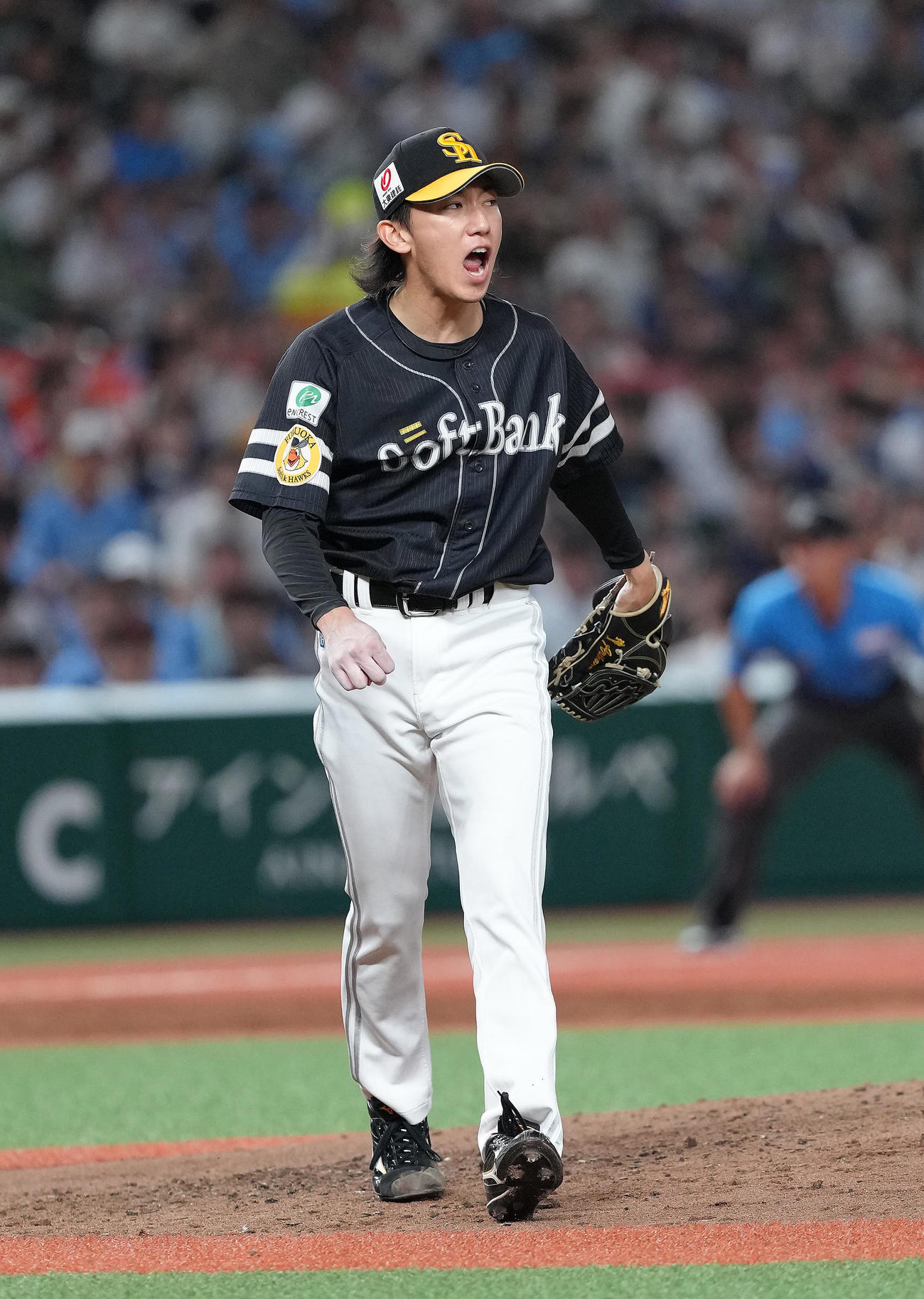 西武対ソフトバンク　5回裏西武の攻撃を3者凡退に抑え雄たけびを上げる大津（撮影・足立雅史）