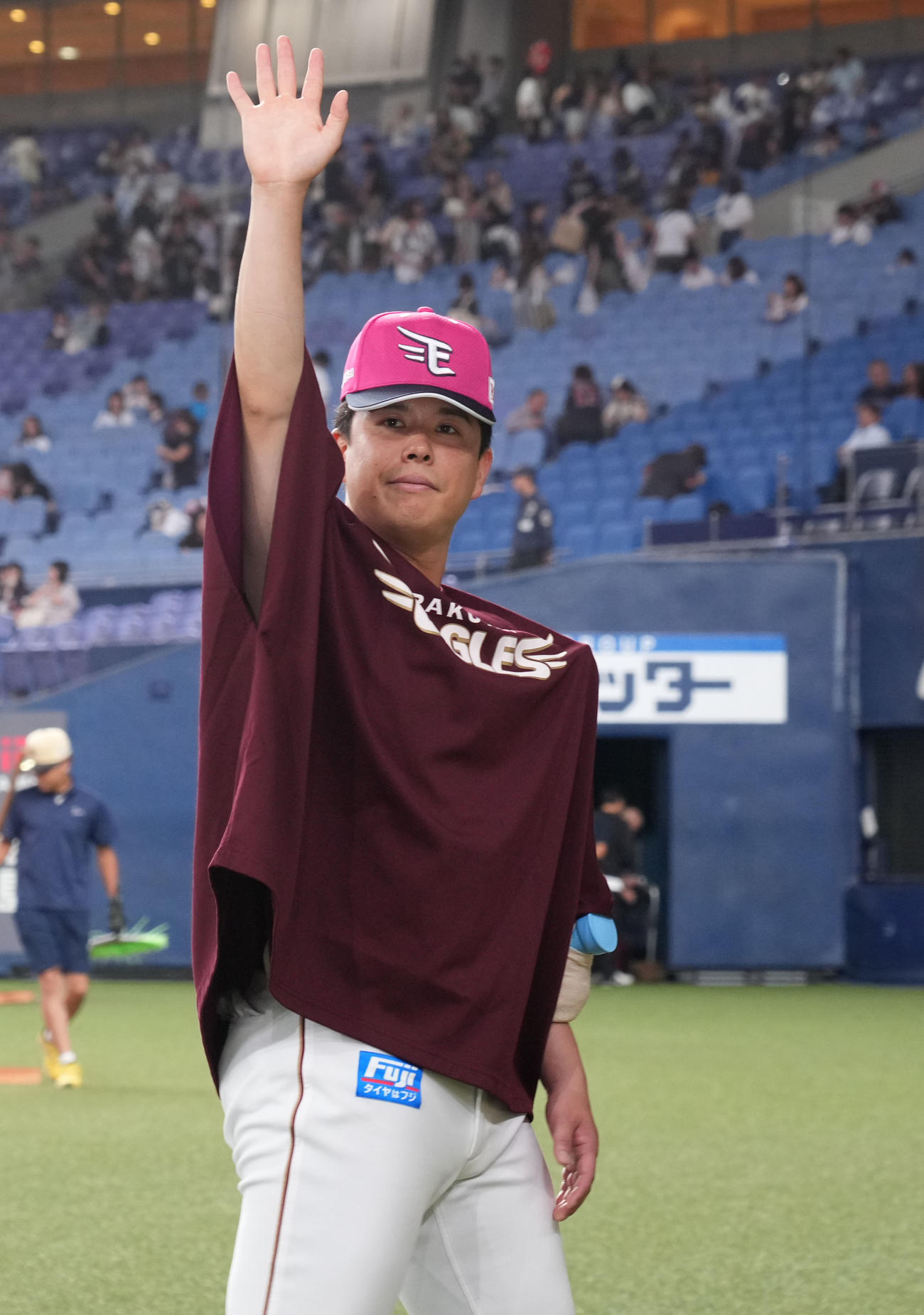 オリックス対楽天　ヒーローインタビューをファンの声援に応える藤井（撮影・森本幸一）