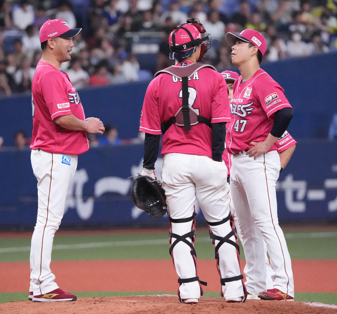 オリックス対楽天　8回裏オリックス1死三塁、藤井（右）はマウンドを降りる（撮影・森本幸一）