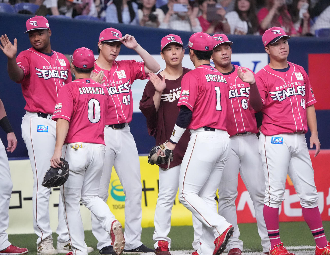 オリックス対楽天　試合終了、藤井（中央）はナインを迎える（撮影・森本幸一）