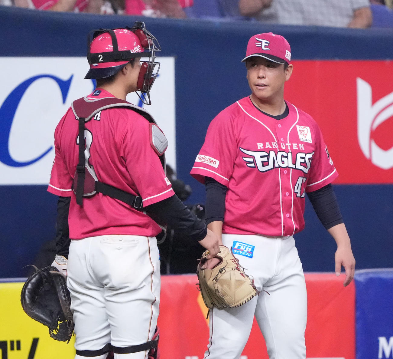 オリックス対楽天　6回終了、言葉を交わす左から太田と藤井（撮影・森本幸一）