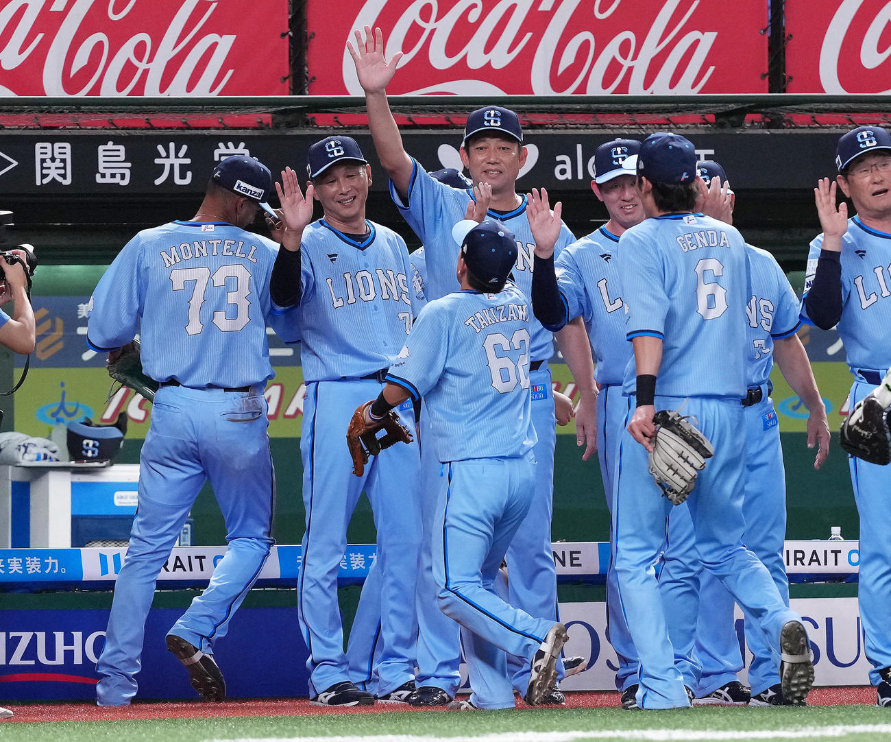 西武対ソフトバンク　ソフトバンクに勝利し、笑顔でタッチを交わす西武西口監督（左から2人目）（撮影・足立雅史）