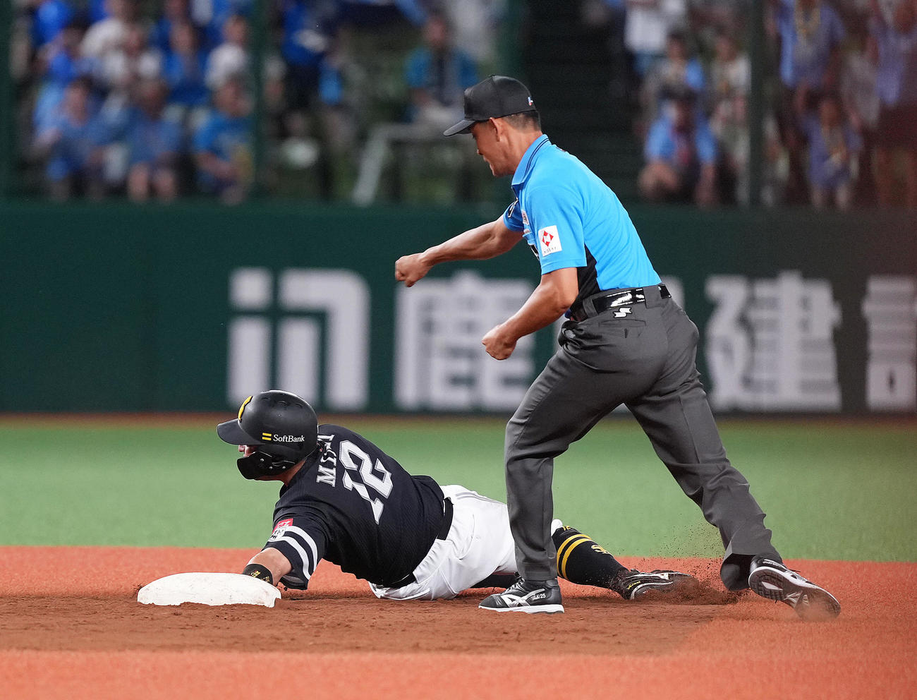 西武対ソフトバンク　9回表ソフトバンク2死一、二塁、川瀬の中前打に一塁走者嶺井（左）がオーバーランしアウト、試合終了となる（撮影・足立雅史）