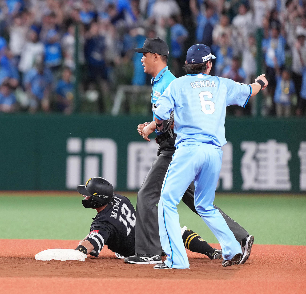 西武対ソフトバンク　9回表ソフトバンク2死一、二塁、川瀬の中前打に一塁走者嶺井（左）がオーバーランしアウト、試合終了となる（撮影・足立雅史）