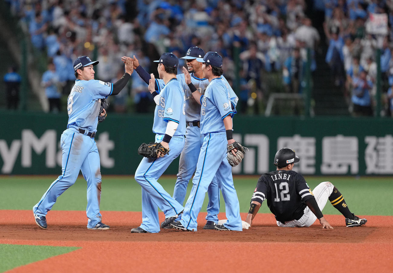 西武対ソフトバンク　9回表ソフトバンク2死一、二塁、川瀬の中前打に一塁走者嶺井（右端）がオーバーランしアウト、試合終了となる（撮影・足立雅史）
