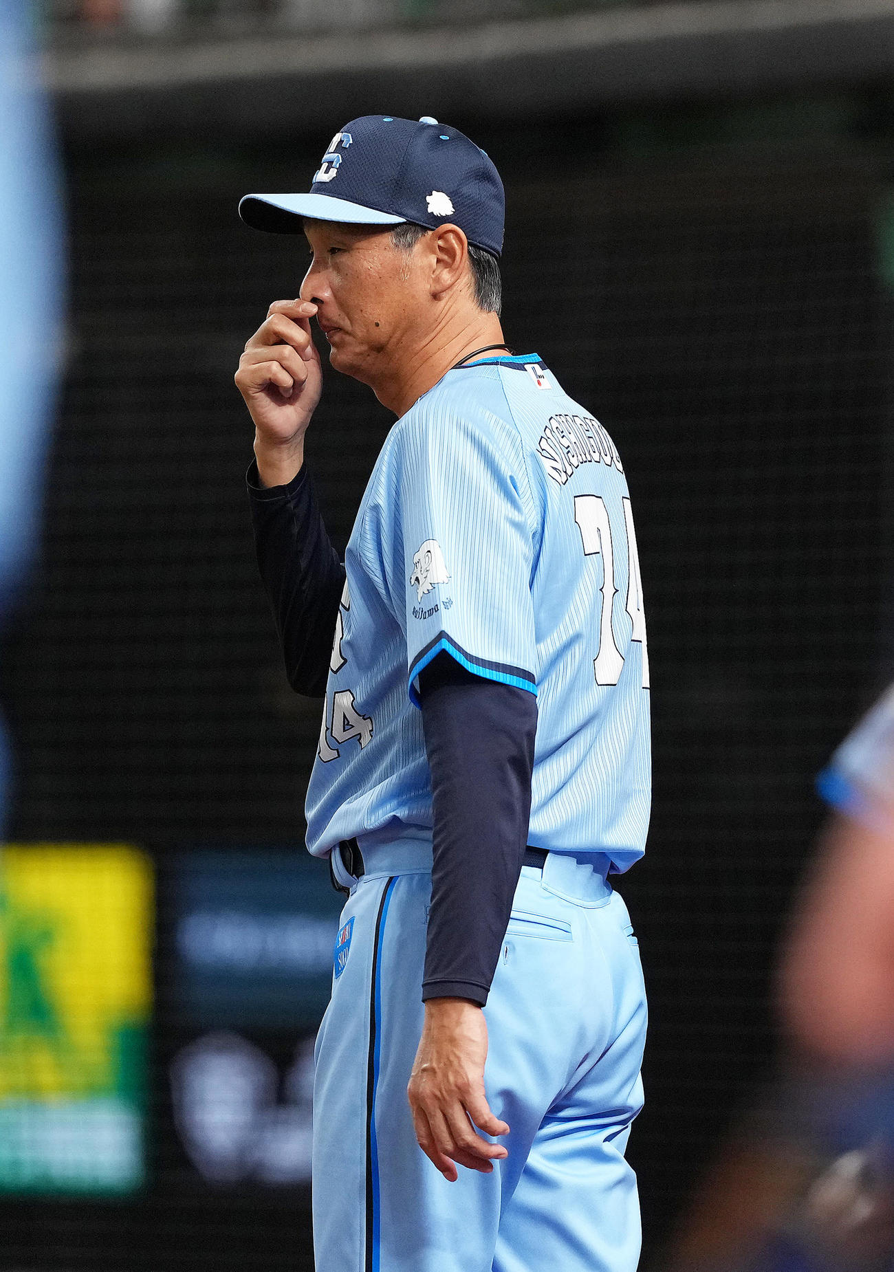 西武対ソフトバンク　3回、投手交代を告げる西武西口監督（撮影・足立雅史）