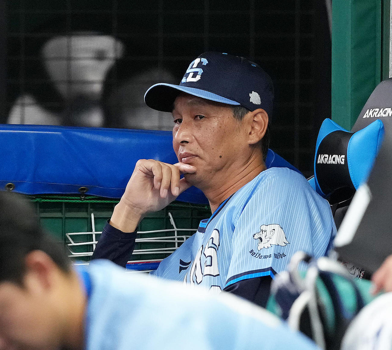 西武対ソフトバンク　3回、投手交代を告げ、ベンチで厳しい表情を見せる西武西口監督（撮影・足立雅史）