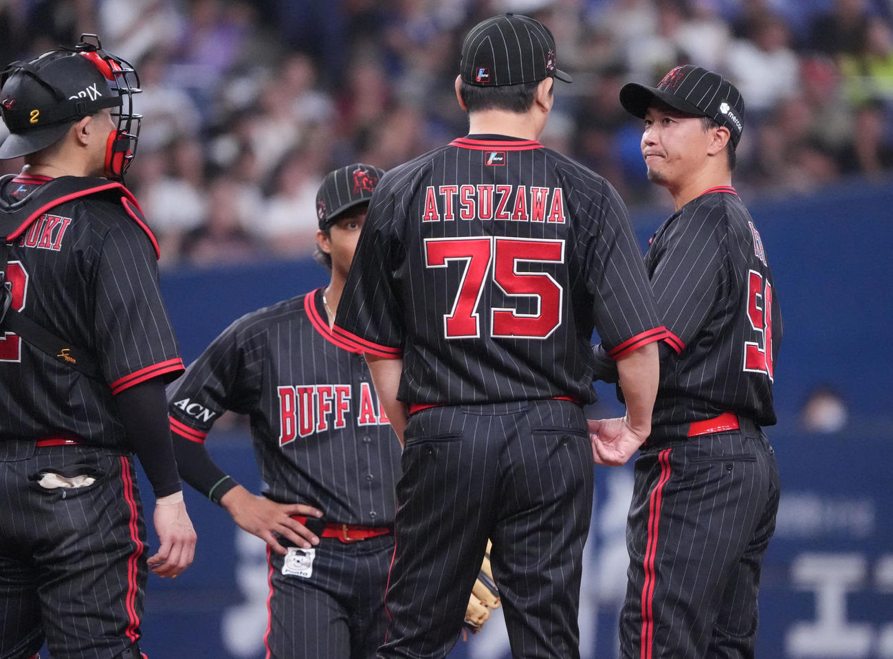 オリックス対楽天　8回表楽天1死満塁、マウンドの井口（右）のもとに集まるオリックスナイン（撮影・森本幸一）