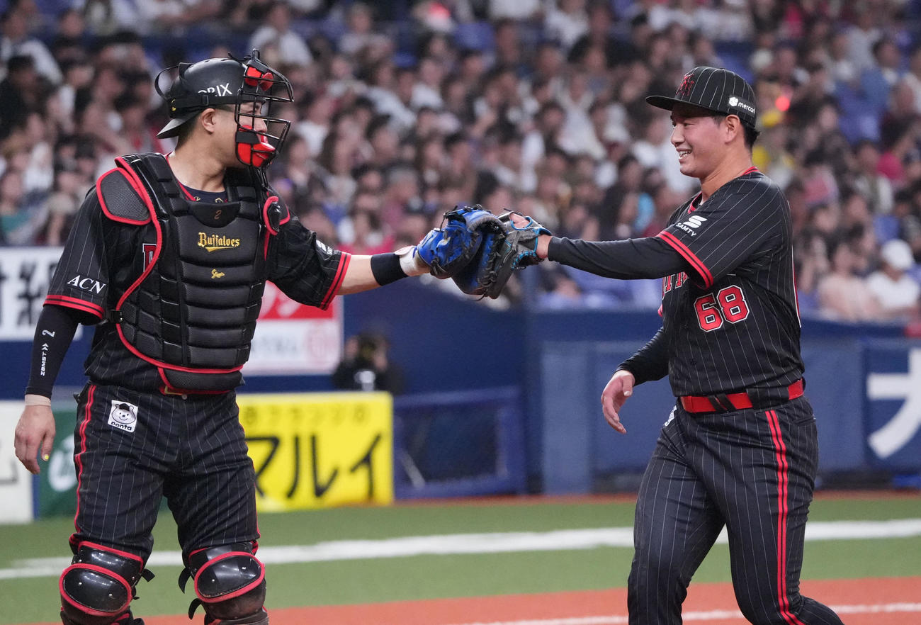 オリックス対楽天　9回表終了、若月（左）とタッチを交わしベンチへ戻る入山（撮影・森本幸一）