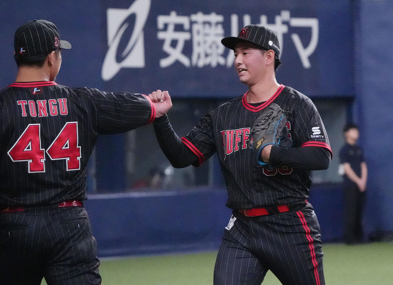 オリックス対楽天　9回表終了、頓宮（左）とタッチを交わしベンチへ戻る入山（撮影・森本幸一）