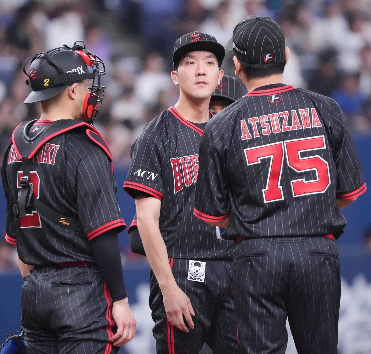 オリックス対楽天　5回表楽天2死一、二塁、マウンドの田嶋（左から2人目）のもとに集まるオリックスナイン（撮影・森本幸一）