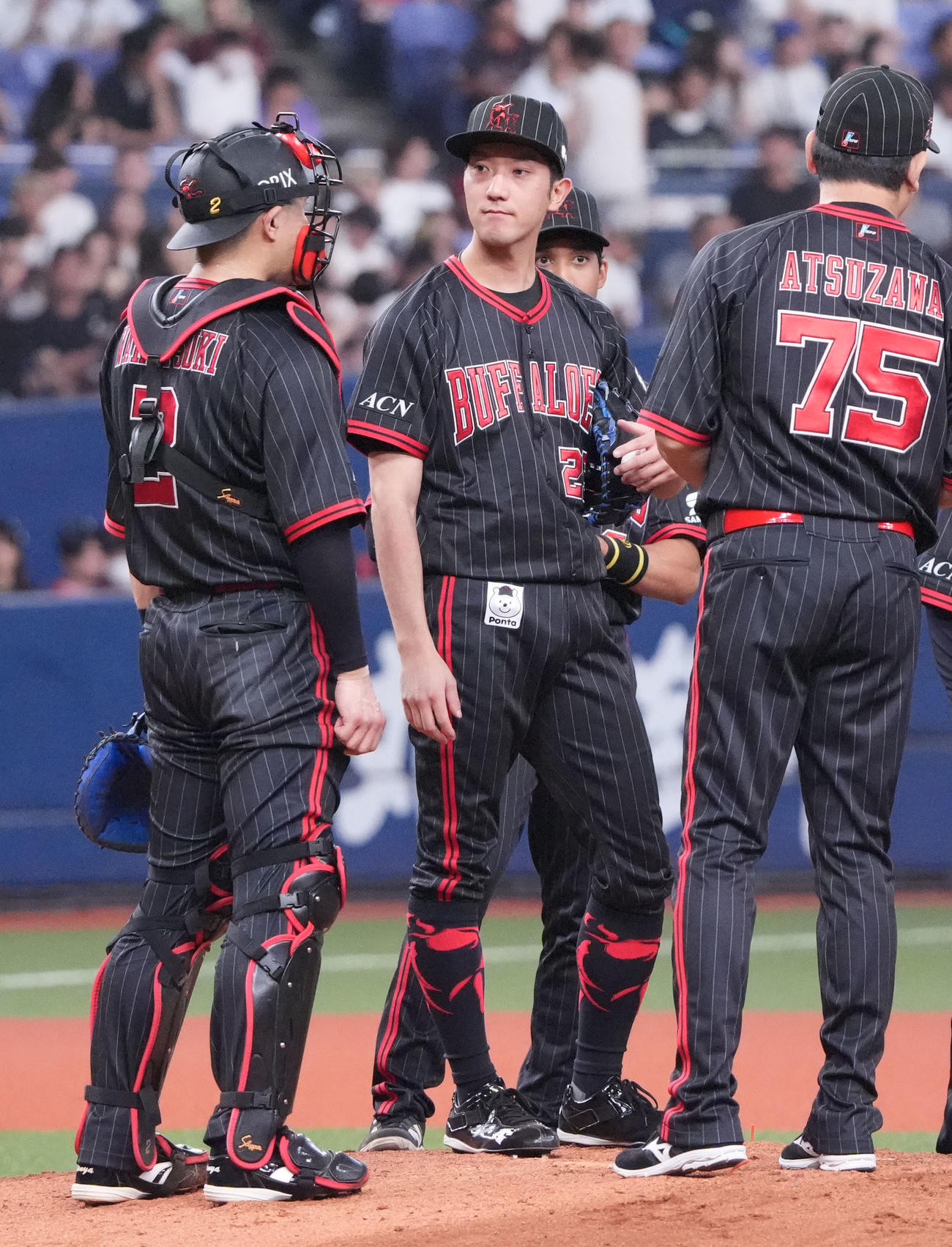 オリックス対楽天　5回表楽天2死一、二塁、マウンドの田嶋（左から2人目）のもとに集まるオリックスナイン（撮影・森本幸一）