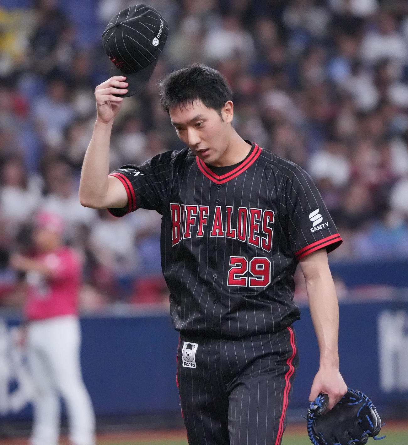 オリックス対楽天　6回表終了、帽子を取りベンチへ戻る田嶋（撮影・森本幸一）
