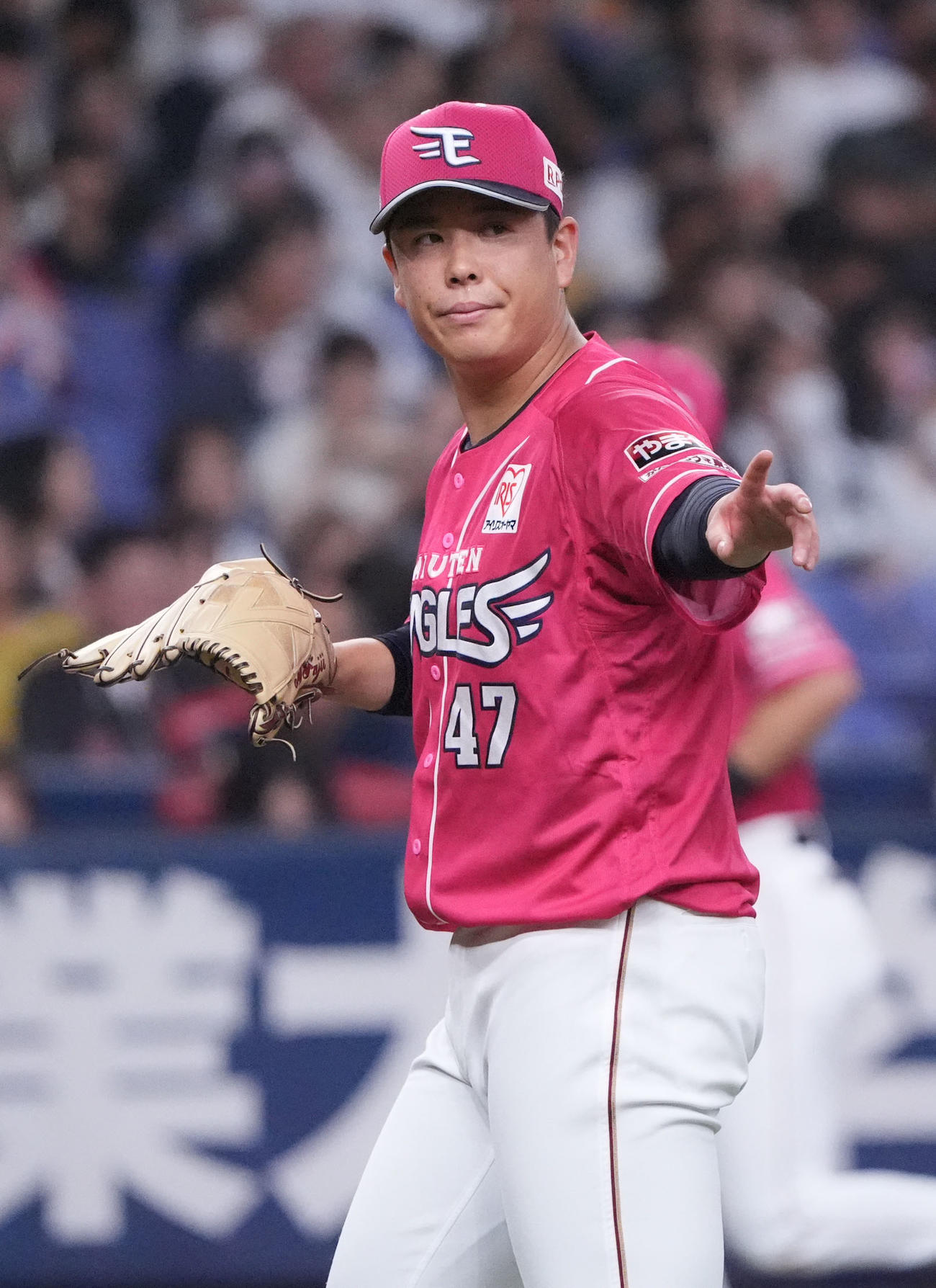 オリックス対楽天　3回終了、野手に合図を送りベンチへ戻る楽天先発の藤井（撮影・森本幸一）