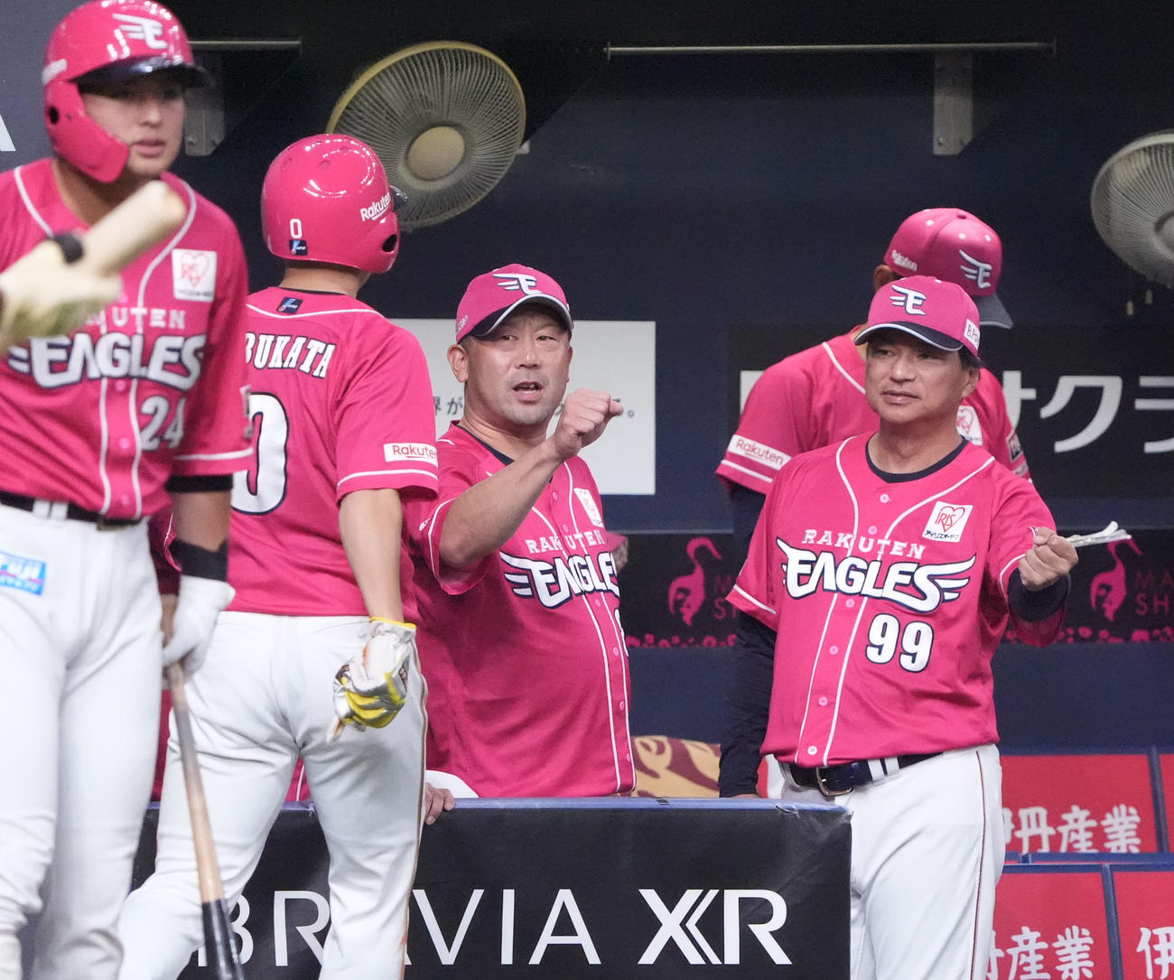 オリックス対楽天　5回表楽天2死一、二塁、三木監督（中央）は村林の左前適時打で生還した小深田を迎える（撮影・森本幸一）