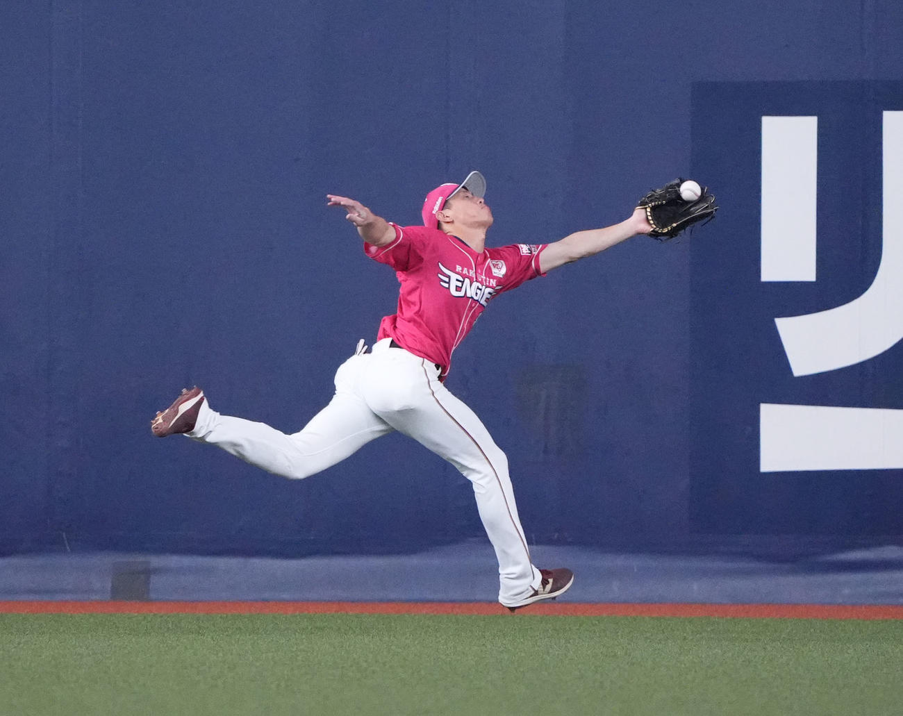 オリックス対楽天　6回裏オリックス2死、中川の飛球を好捕する辰己（撮影・森本幸一）