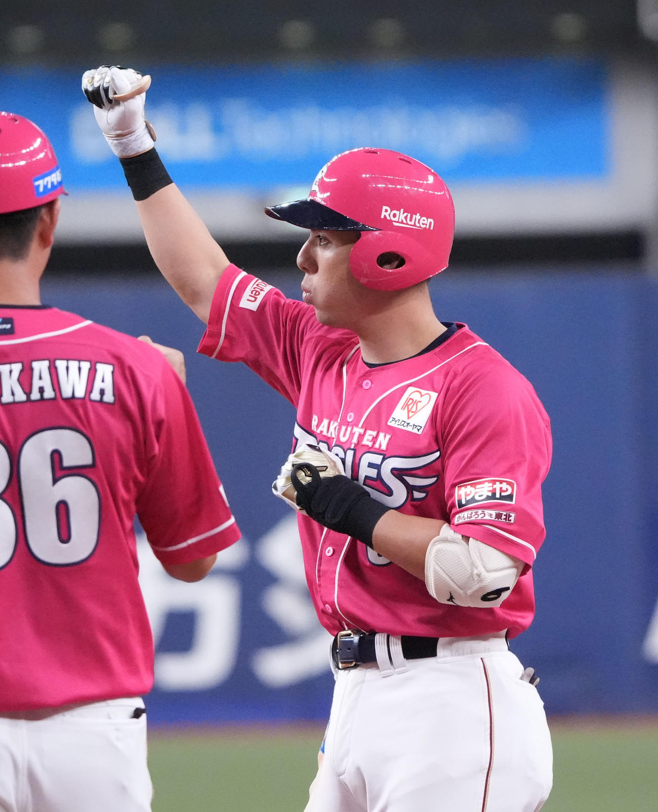 オリックス対楽天　7回表楽天1死三塁、村林（右）は右前適時打を放ちベンチへ向かってガッツポーズ（撮影・森本幸一）